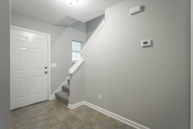 Building Photo - 2 Bedroom, 2 Bath Townhome with Private Patio Near I-75 & Hamilton Place