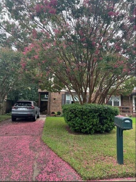 Building Photo - 710 Sir Walter Cir