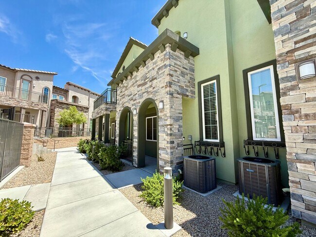 Building Photo - 3/BD 2.5/BA Sleek Townhome with High Ceilings, Balcony, and Prime Community Amenities!