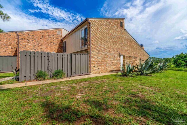 Building Photo - 4830 Huron Dr