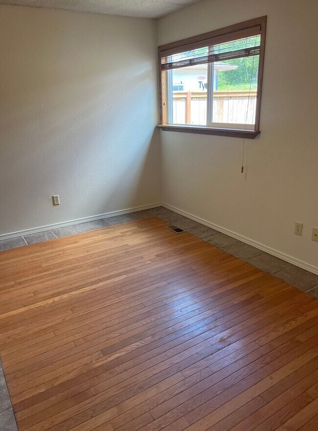 Building Photo - PRELEASING: Updated 3 bed/1 bath Rambler in Roosevelt Neighborhood!