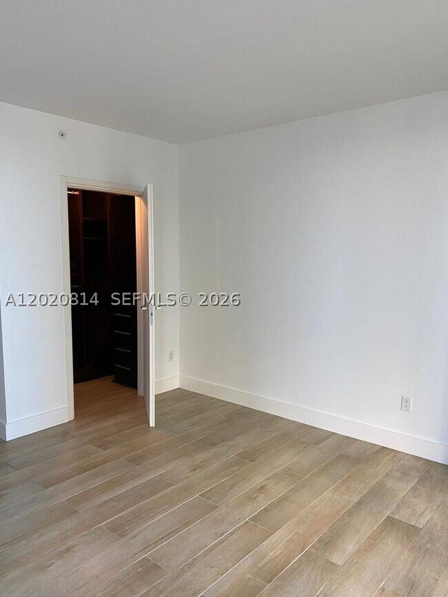 Building Photo - 1300 Brickell Bay Dr