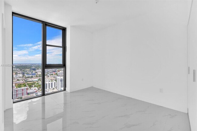 Building Photo - 700 NE 24th St