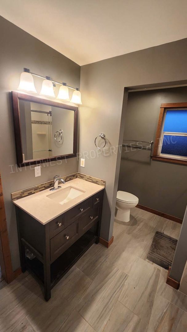 Building Photo - 3 bd 2ba Ranch Style Home with Fenced Yard, W/D in Unit, Fireplaces & 2 Car Garage!