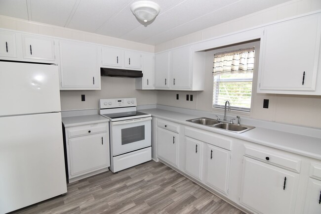 Building Photo - Spacious & Updated Double-Wide Home on a L...
