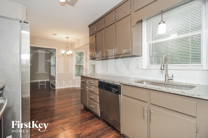 Building Photo - 1985 Castle Royale Dr