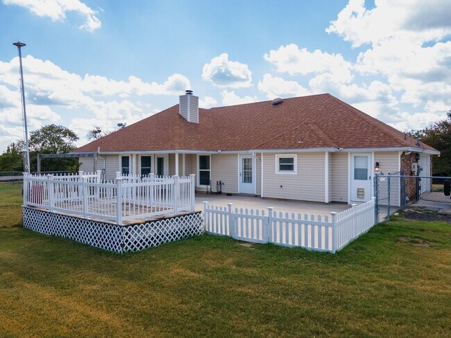 Building Photo - 122 CR - 4936