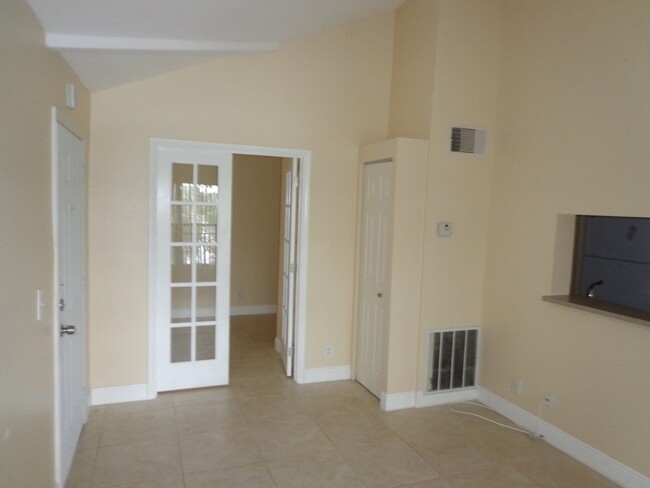 Building Photo - Charming condo features 2 bedrooms and 1 b...
