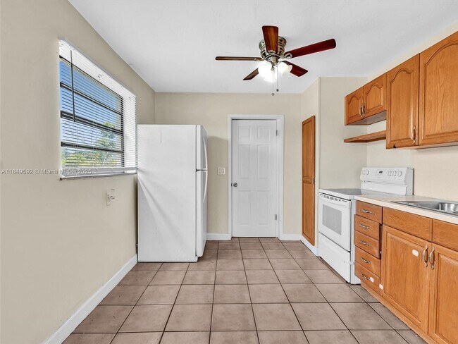 Building Photo - 5611 SW 37th St