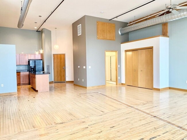 Building Photo - Stunning South 2nd Studio!