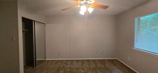 Building Photo - Available Now! 2 Bedroom 1.5 Bath Townhome...