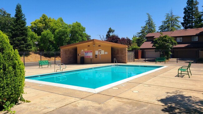 Building Photo - Beautifully Maintained Condo w/ Pool Access!