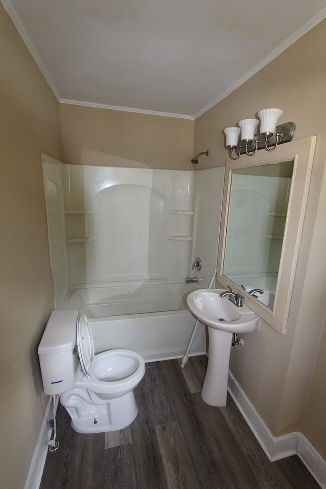 Building Photo - 9 W Roy St