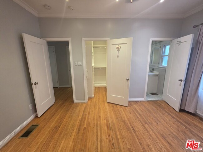 Building Photo - 939 S Ogden Dr