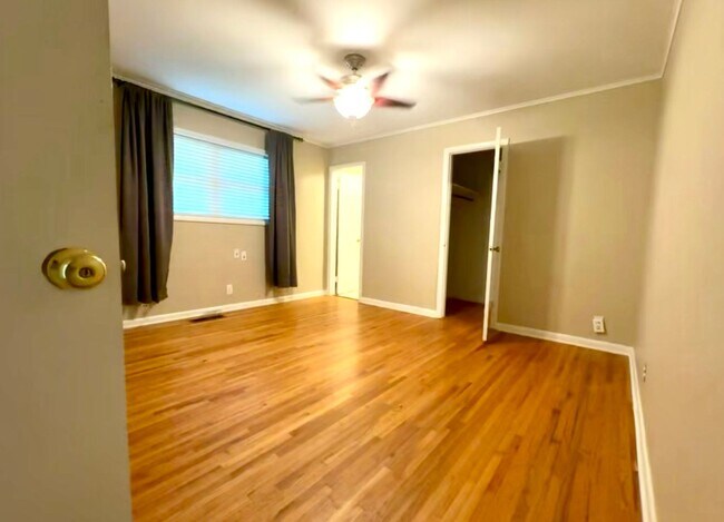 Building Photo - 3 Bed/2 Bath/2 Car Garage