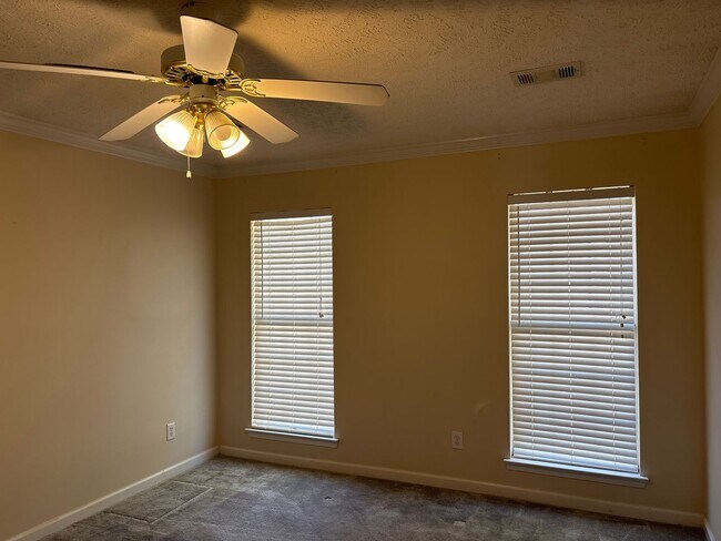 Building Photo - AVAILABLE NOW!