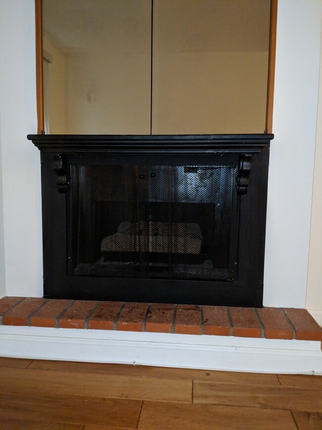 Building Photo - Great Condo in WeHo for Rent