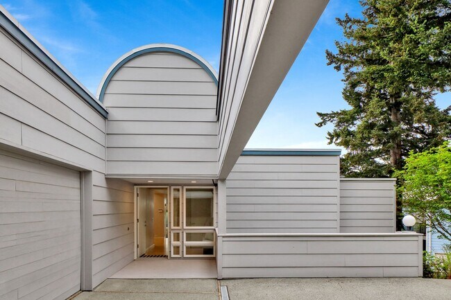Building Photo - 213 Sea Pines Ln