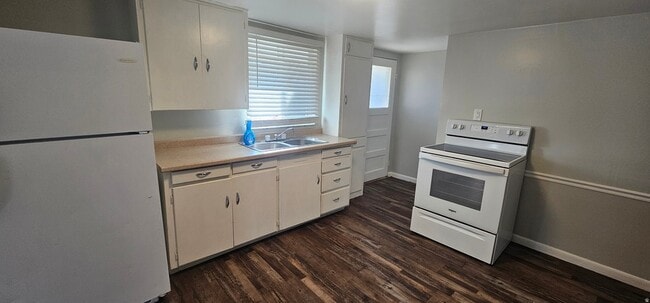 Building Photo - 545 S Carbon Ave