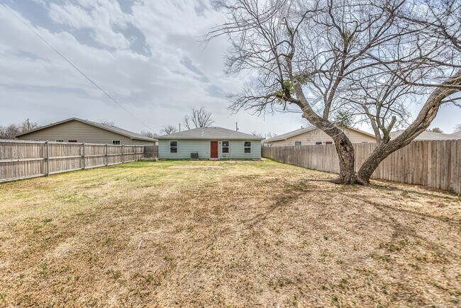 Building Photo - Updated 3 Bedroom Home For Lease!!