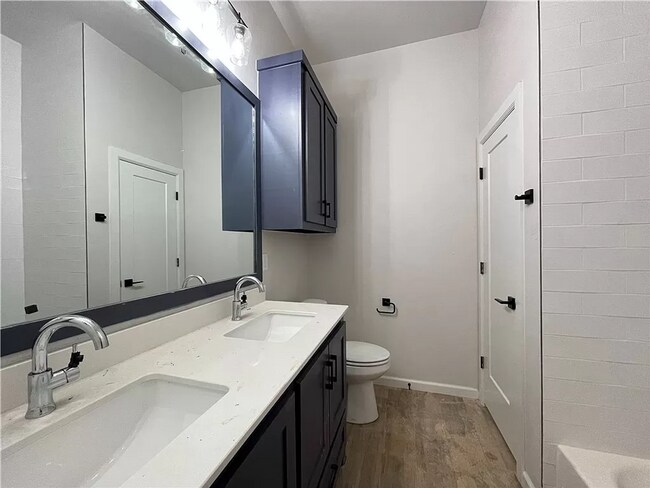 Building Photo - Luxarious 3BD/2BTH Home off of JKP Turnpik...