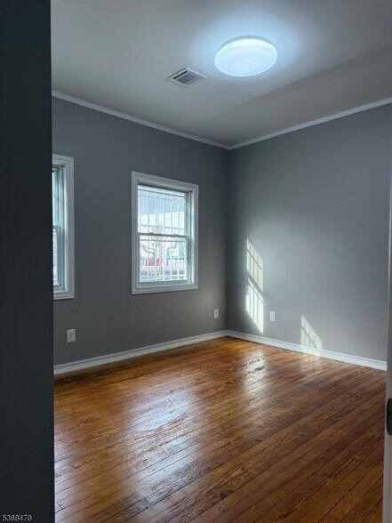 Building Photo - 191 Oakwood Ave