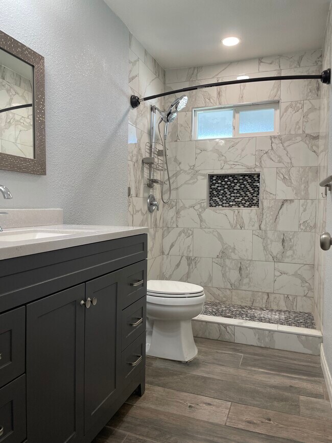 Guest bathroom - 25506 Lomas Verdes St