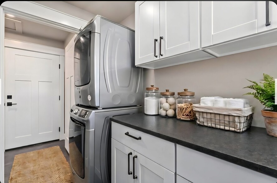 Building Photo - 604 W Crest Dr