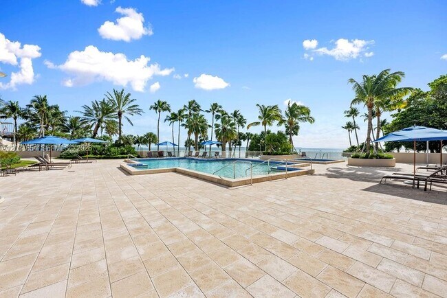 Building Photo - 2 Grove Isle Dr