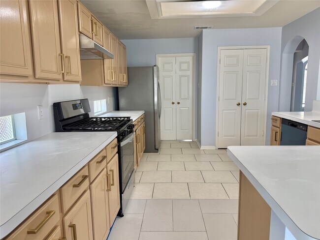 Building Photo - 14802 Bellflora Ct
