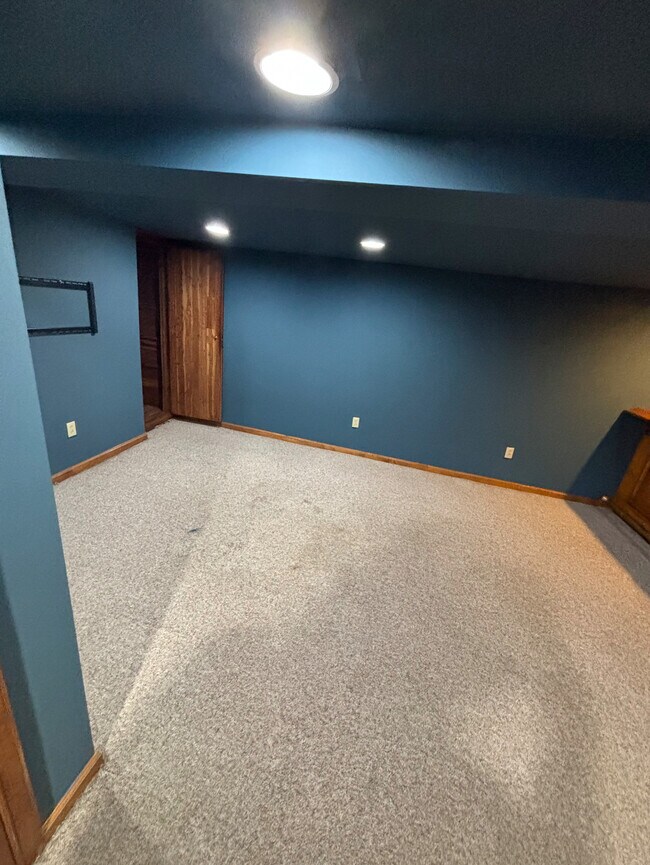 Building Photo - 817 Eaton Rd