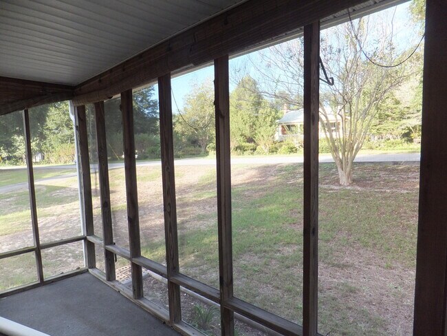 Building Photo - 214 Edgewood Dr