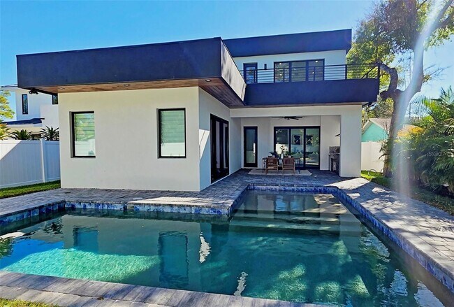 Building Photo - Bold Contemporary Sarasota Luxury Home. 4 Beds/ 4 Baths. Private Pool and Summer Grill.