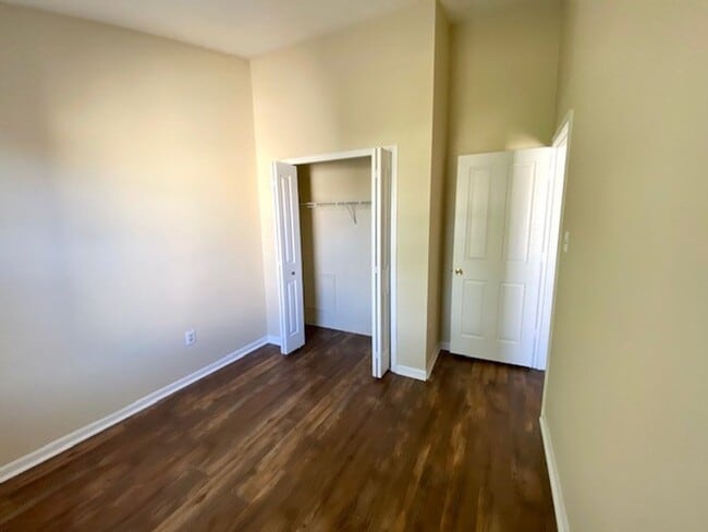 Building Photo - Gorgeous 3 Bedroom Townhome!