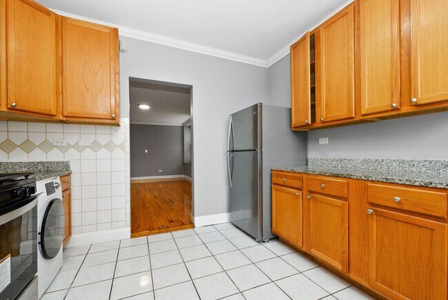 Building Photo - Beautiful 2Bed/1Bath in South Shore