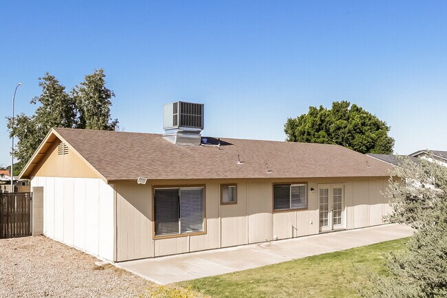 Building Photo - 1419 N Rowen