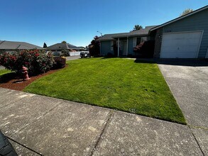 Building Photo - Two Bedroom Two Bath Duplex Newly Renovated