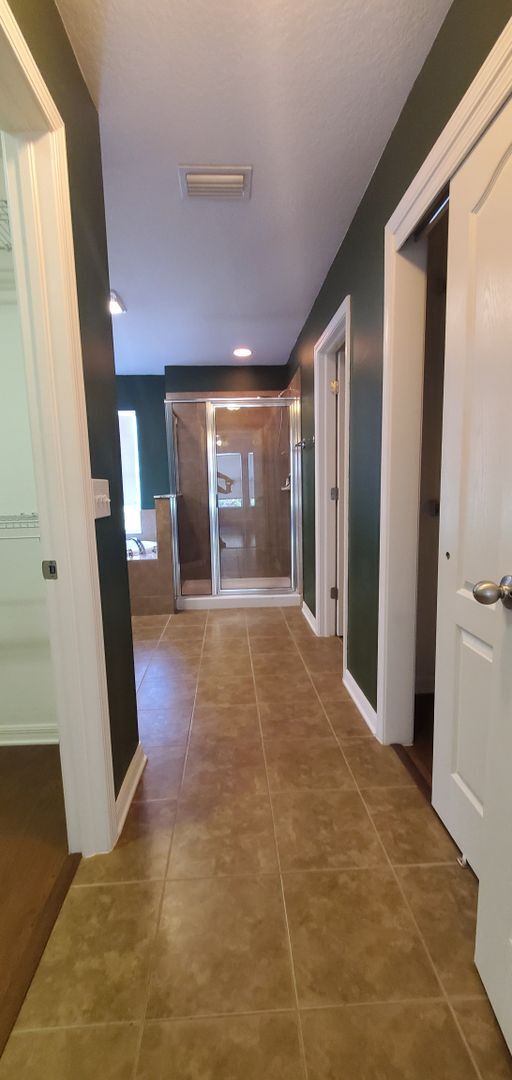 Building Photo - Gorgeous 4-Bedroom, 3-Bathroom Home in Tampa