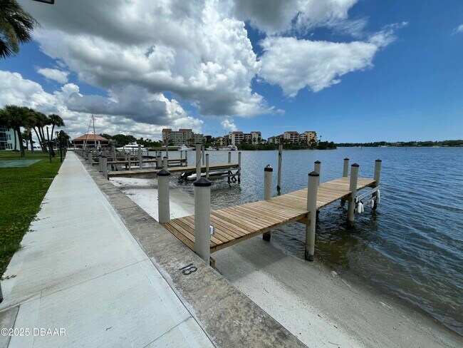 Building Photo - 721 S Beach St