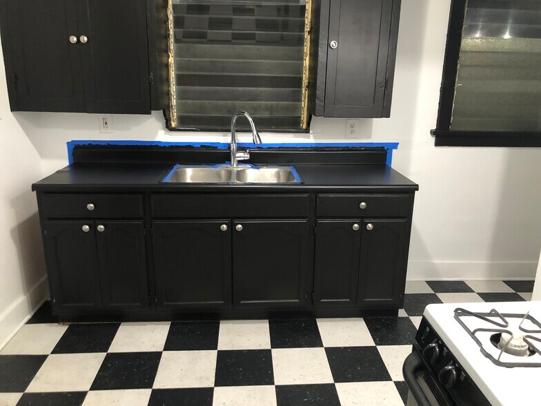 Kitchen - 717 1/2 N Ridgewood Pl