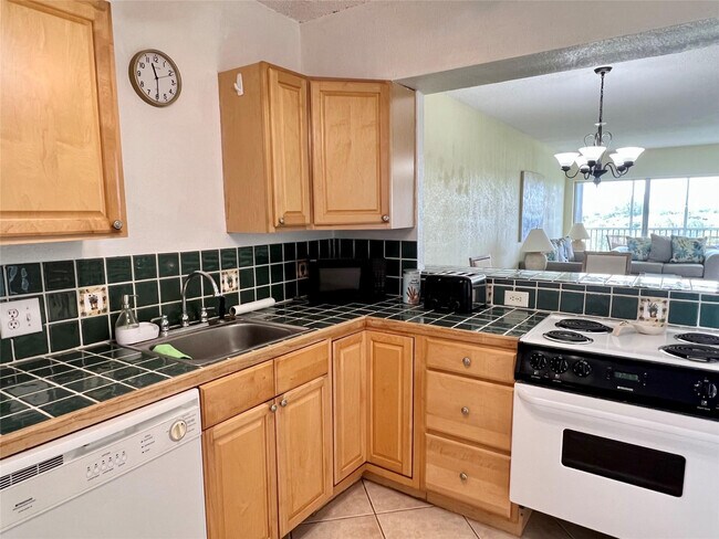 Building Photo - 3000 N Palm Aire Dr