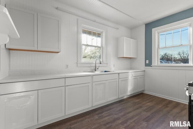 Building Photo - 1816 W Callender Ave