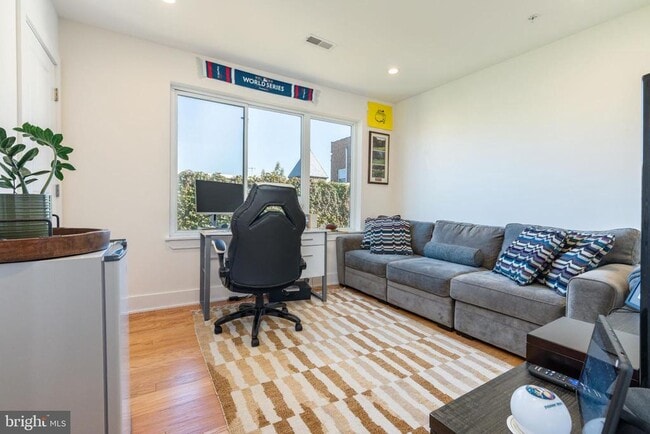 Building Photo - 1647 E Eyre St