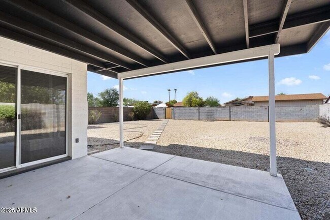 Building Photo - 414 W Santa Cruz Dr