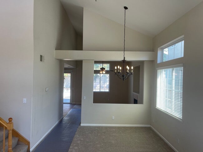 Building Photo - 2733 Sunflower Cir