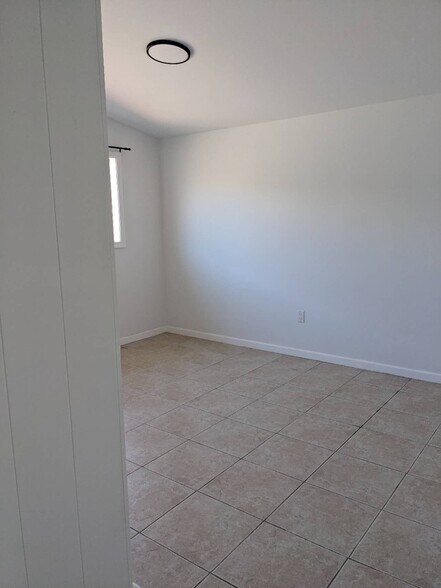 Bed 2 - 99-741 Hulumanu St