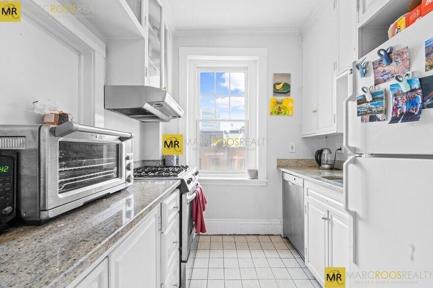 Building Photo - 256 Newbury St