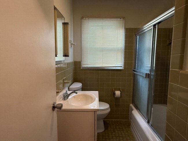 Building Photo - 3bed / 2 bath house near Race Track!