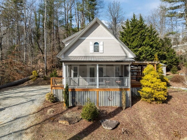 Building Photo - 251 Landwood Ln