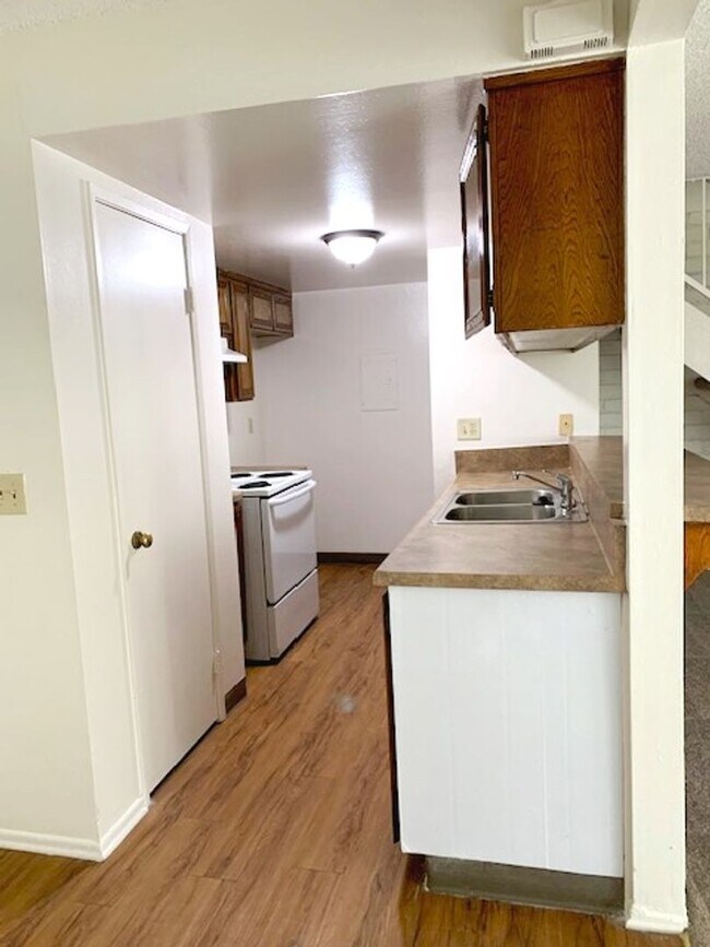 Building Photo - Charming 2-Story 2-Bedroom, 1-Bath Unit in...